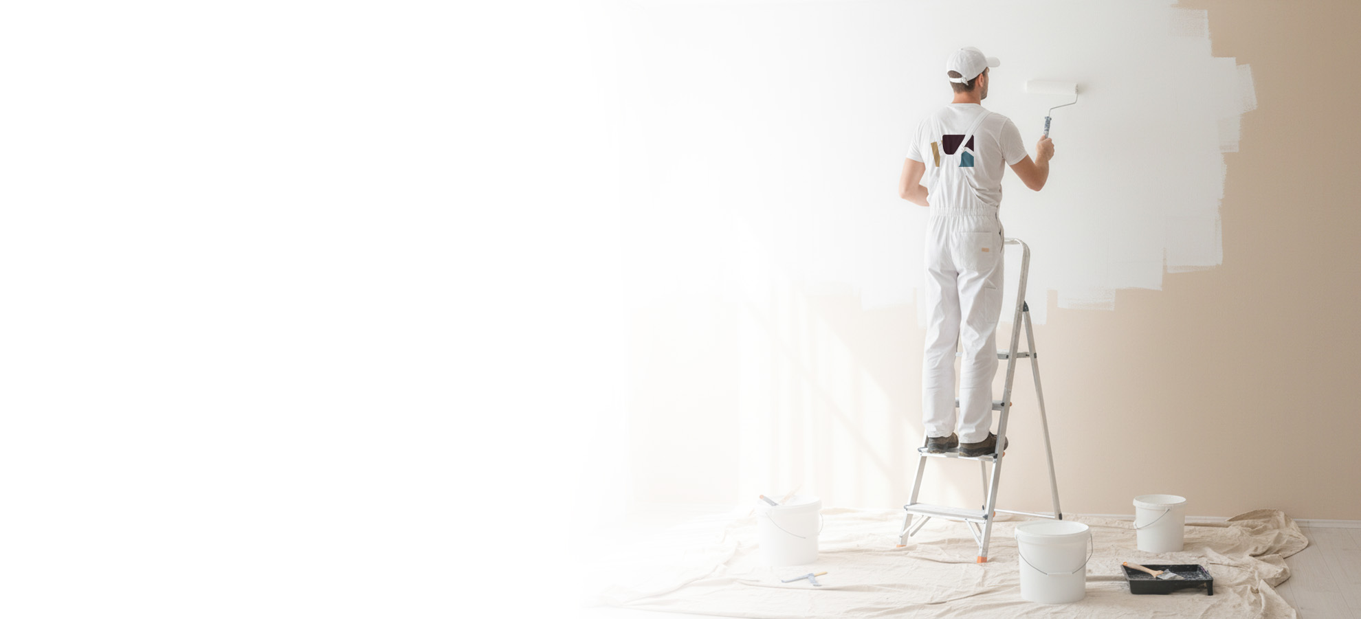 Profesional pintando una pared interior