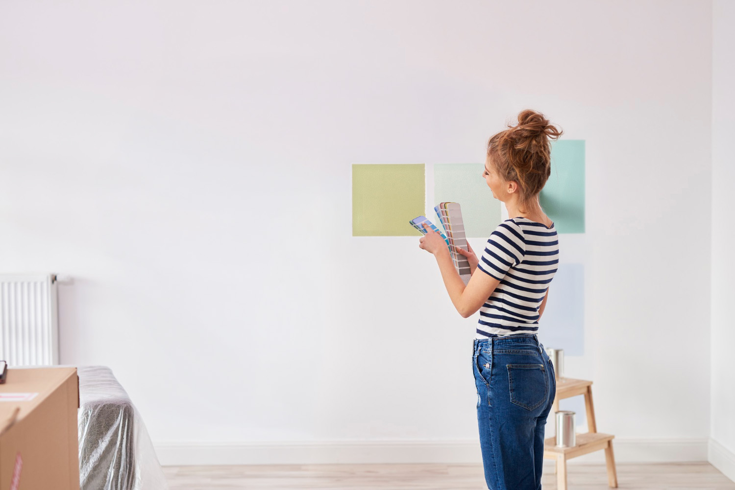Persona comparando muestras de color para pintar una pared